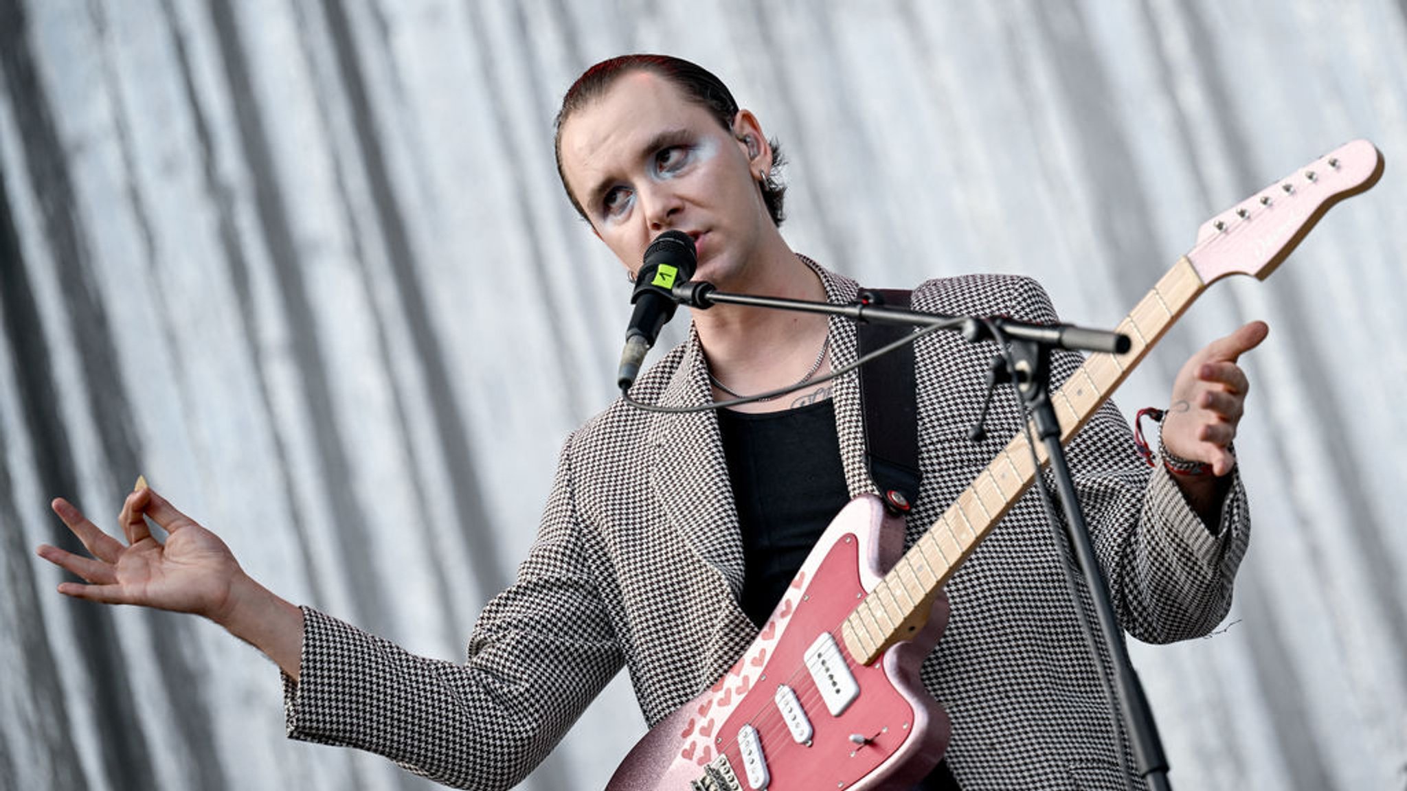 ARCHIV - 25.09.2022, Berlin: Der Musiker Drangsal (Max Gruber) tritt auf dem Gelände des Lollapalooza Festivals am Berliner Olympiastadion auf.  (zu dpa: «Band statt Soloprojekt - Drangsal wagt mit neuem Album Neustart») Foto: Britta Pedersen/dpa +++ dpa-Bildfunk +++