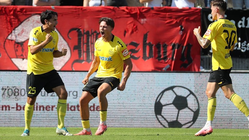 SpVgg Bayreuth jubelt | Bild: picture-alliance/dpa SpVgg Bayreuth jubelt