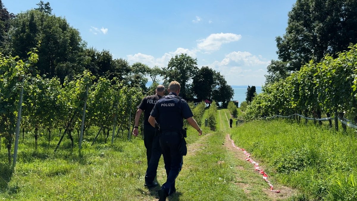 Zwei Polizisten bei den Ermittlungen am Bodensee