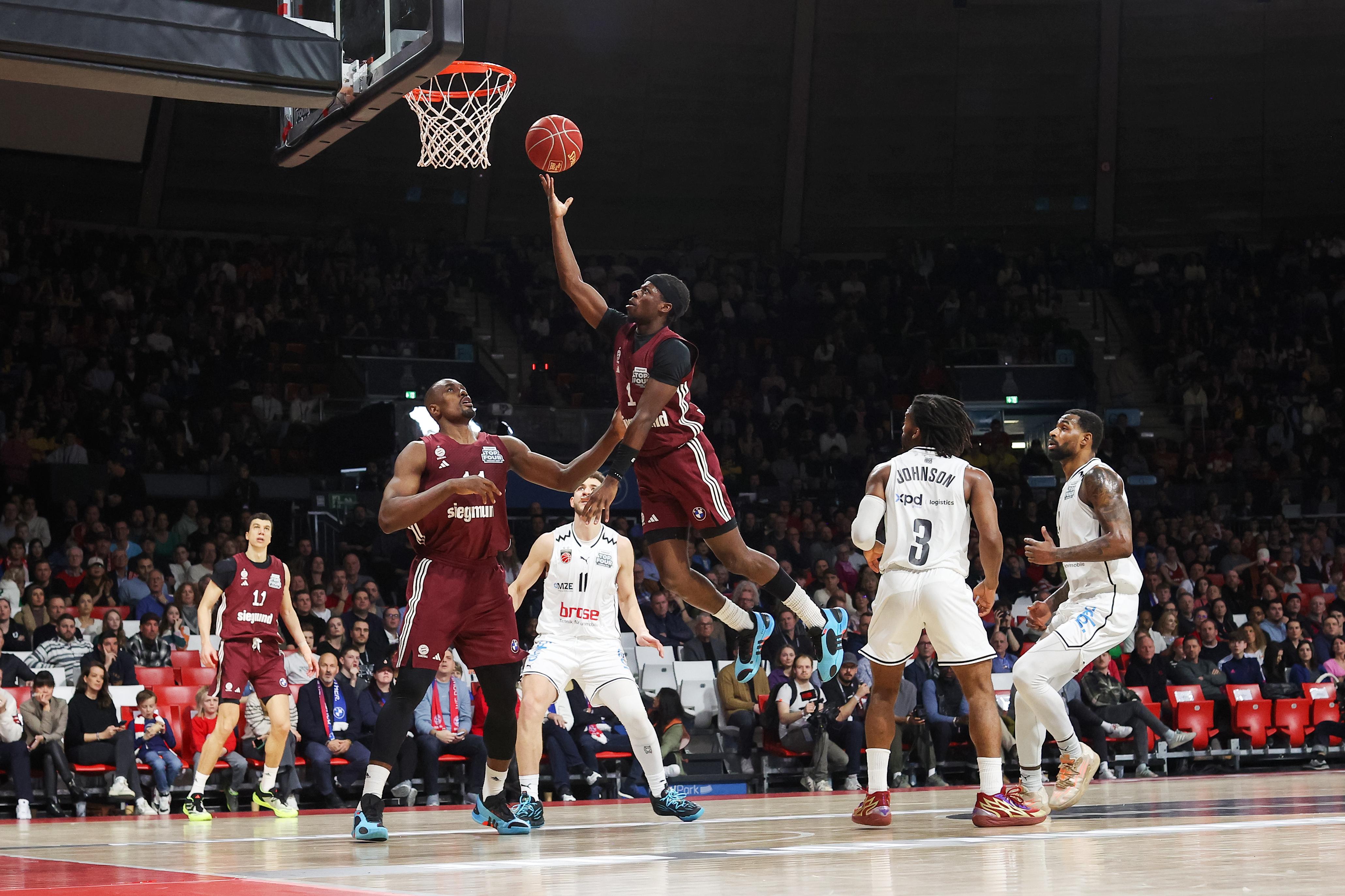 Basketball-Top-Four: Halbfinal-Spielszene FC Bayern Basketball - Baskets Bamberg