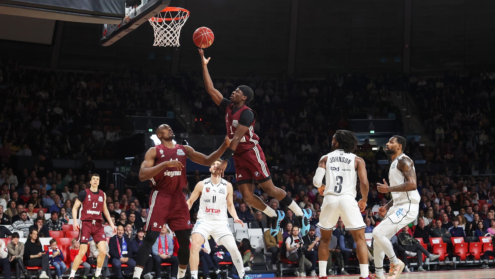 Basketball-Top-Four: Halbfinal-Spielszene FC Bayern Basketball - Baskets Bamberg