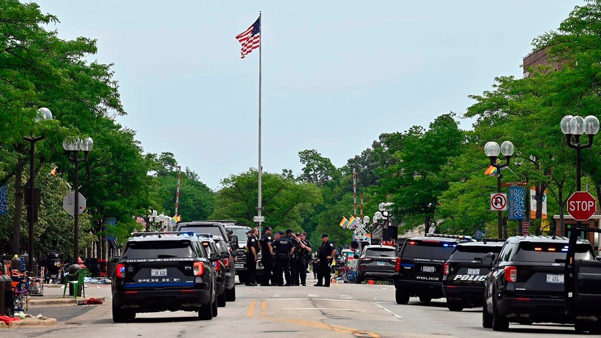 Nach der tödlichen Schusswaffenattacke bei einer Parade zum US-Nationalfeiertag nahe Chicago ist der Tatverdächtige gefasst worden.