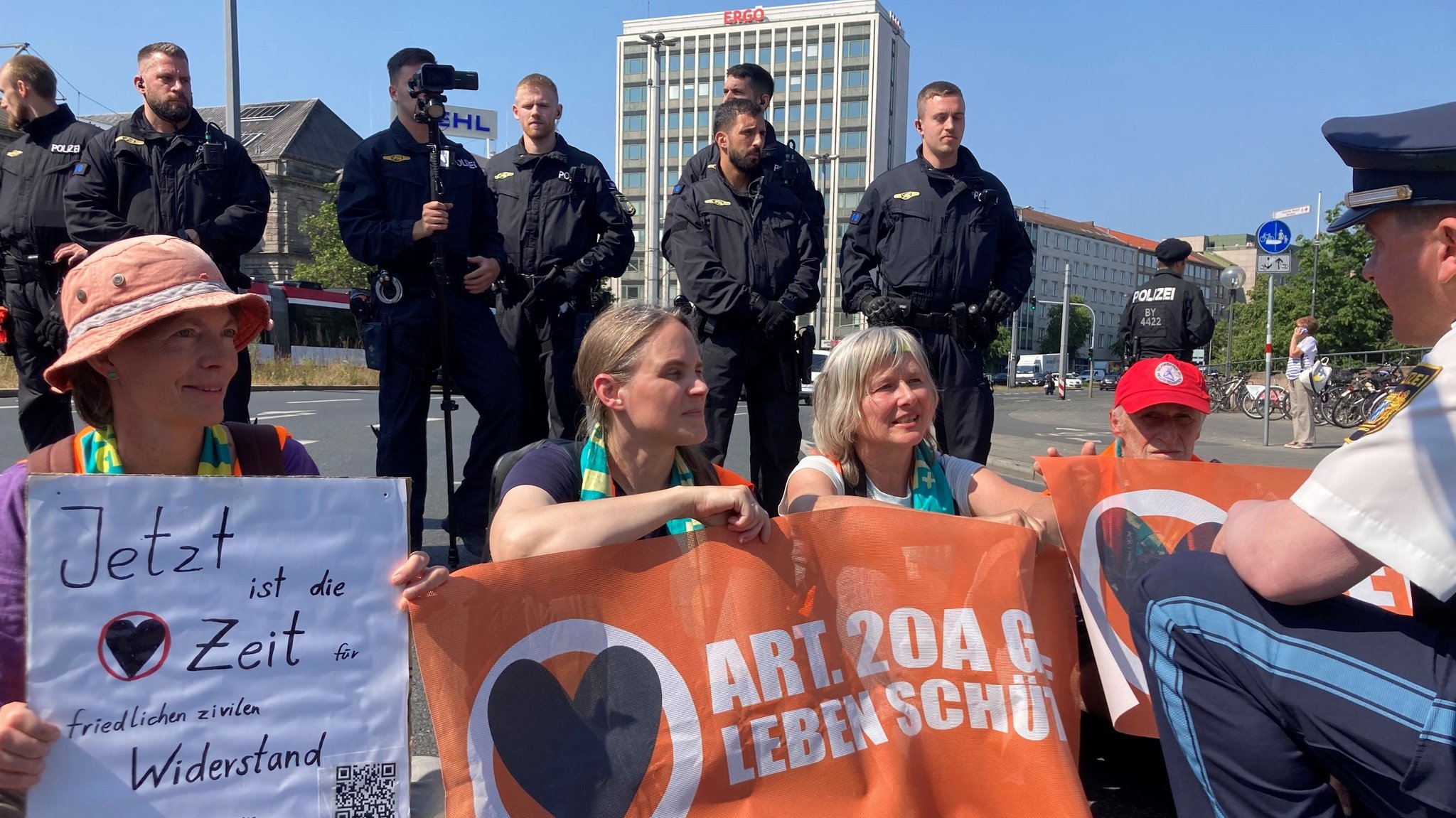 Archiv: Proteste der Letzten Generation am Rande des Kirchentags in Nürnberg