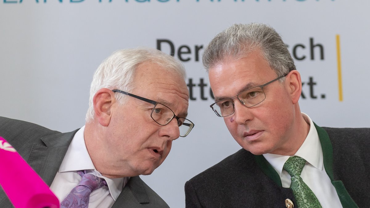 Die Fraktionsvorsitzenden Thomas Kreuzer (l, CSU) und Florian Streibl (r, FW) 