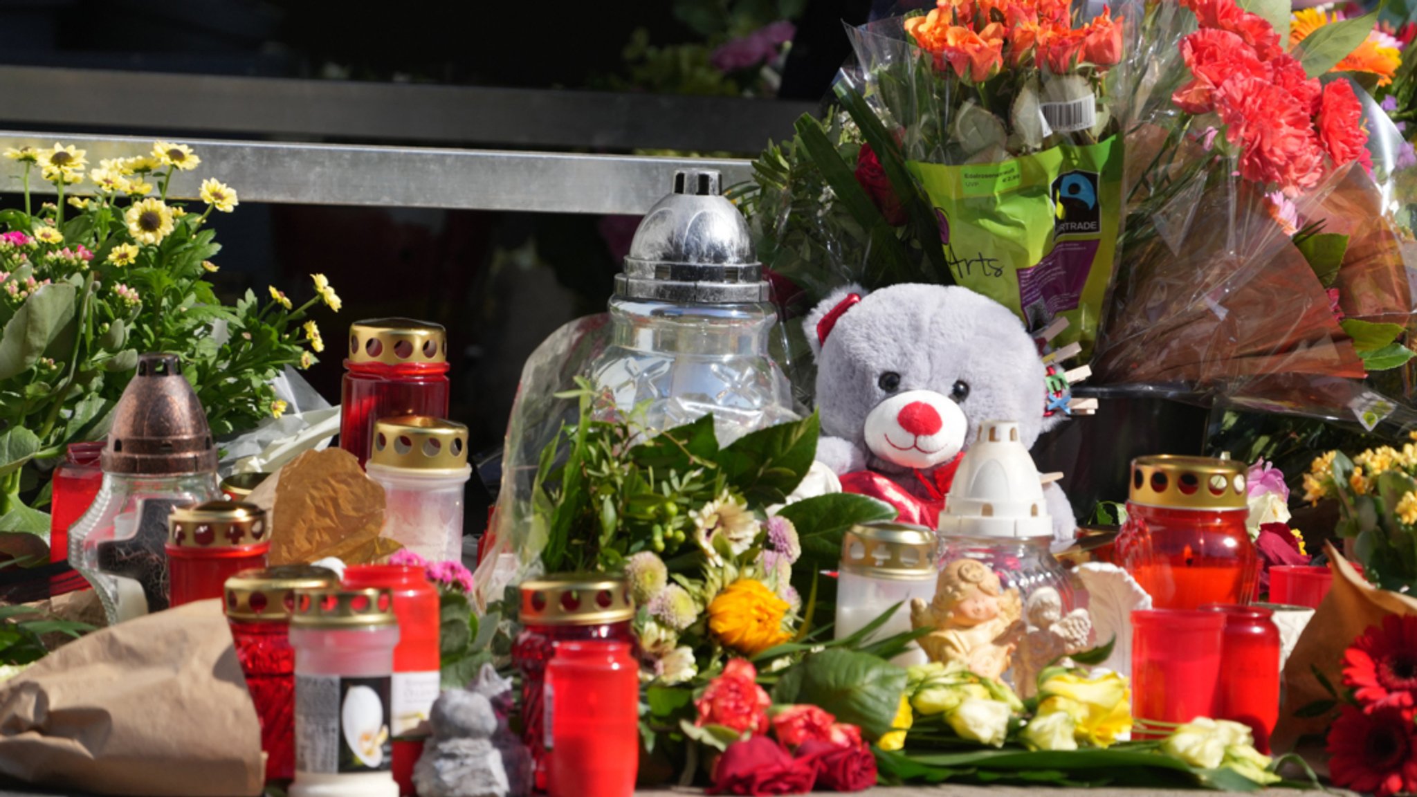 Nach dem Mord an einem 20 Jahre alten Mitarbeiter eine rTankstelle in Idar-Oberstein legen Trauernde Kerzen, Blumen und Kuscheltiere am Tatort nieder.