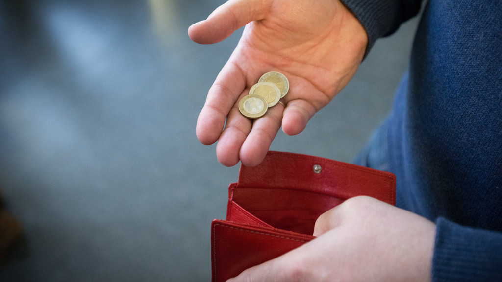 Die Mehrheit der Bundesbürger kommt nach Einschätzung der Sparkassen wegen der hohen Inflation zunehmend an finanzielle Grenzen.