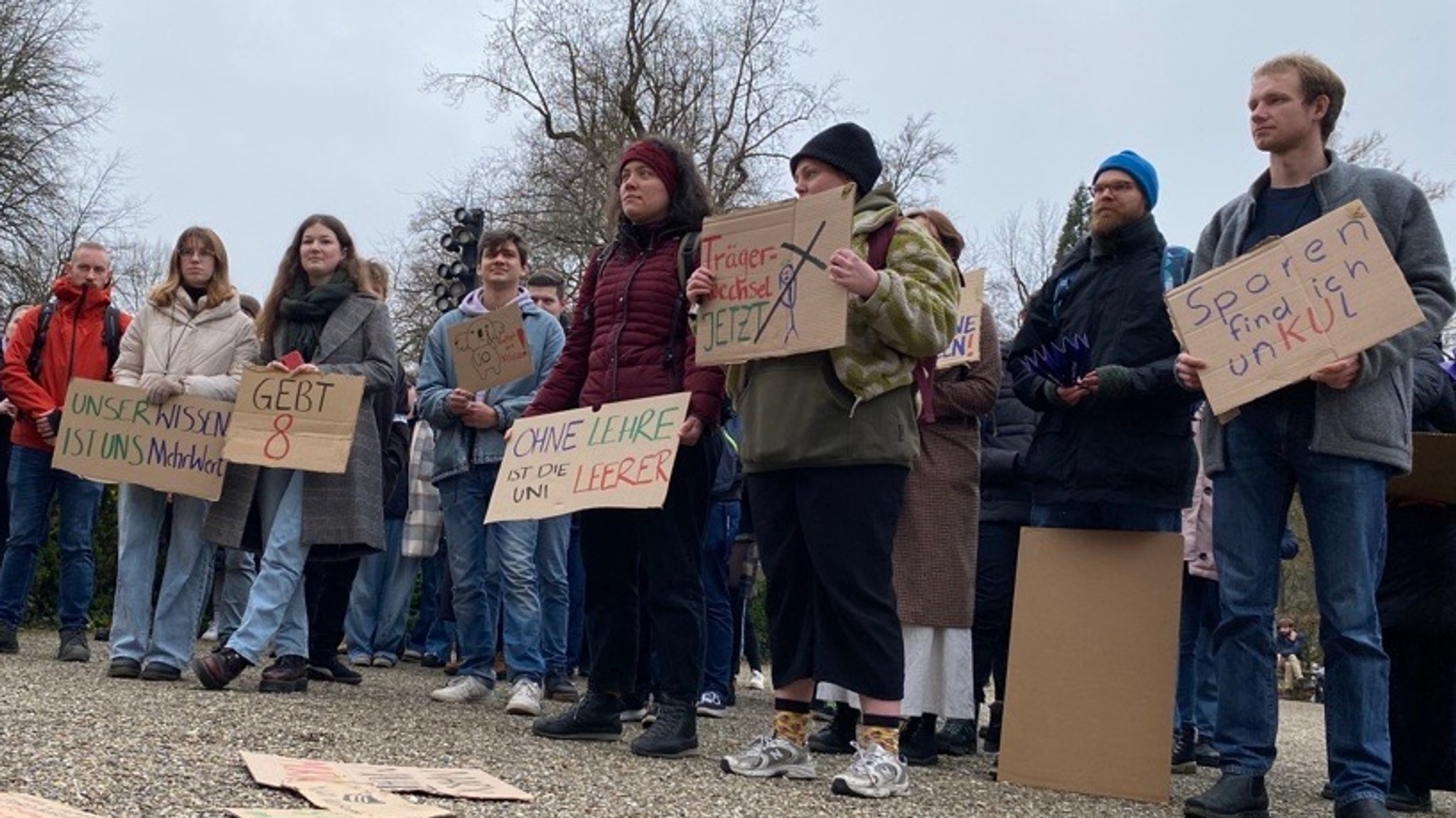 Studenten stehen im Hofgarten in Eichstätt und demonstrieren.