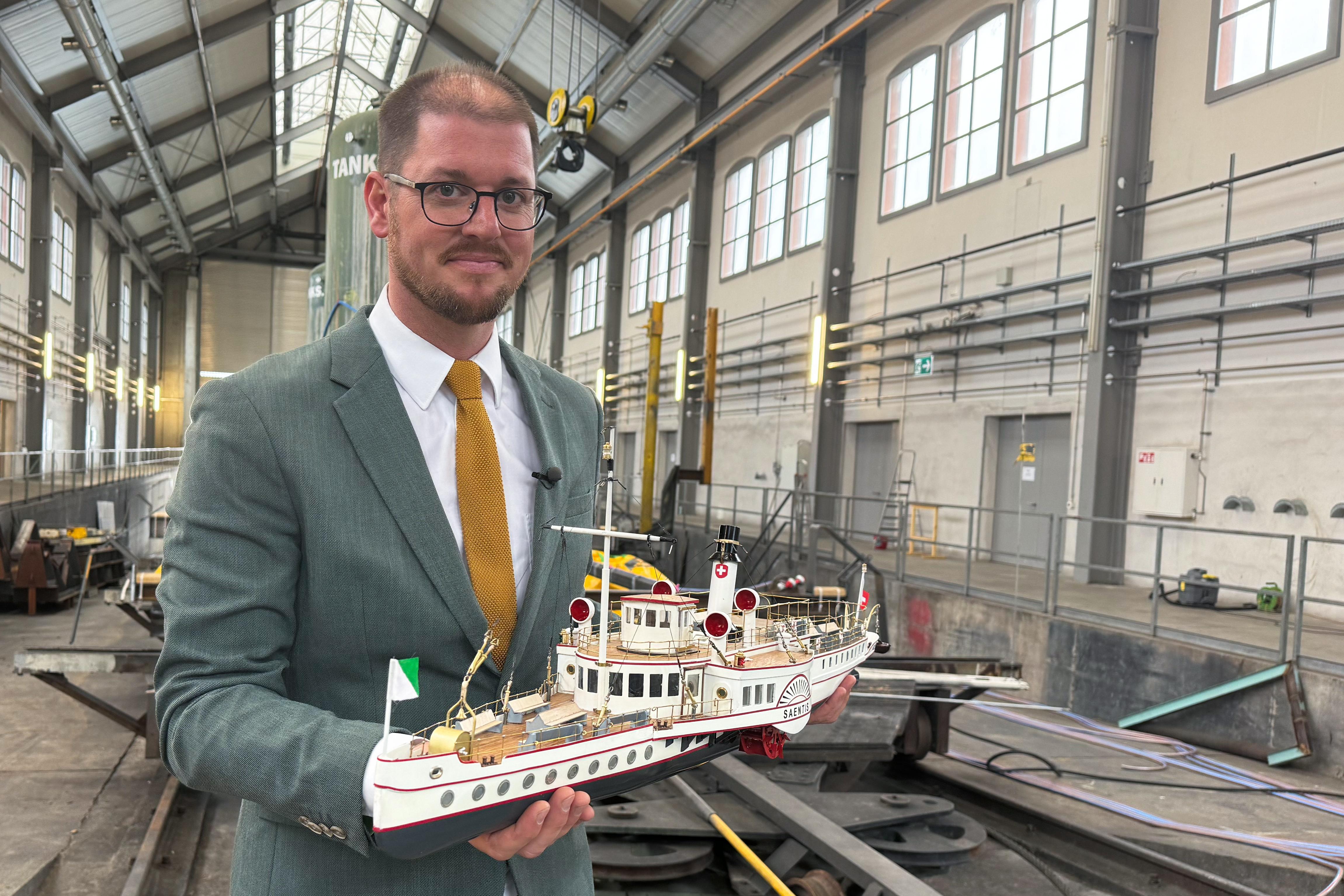 Eine Miniatur-Darstellung des Schiffes Säntis. 