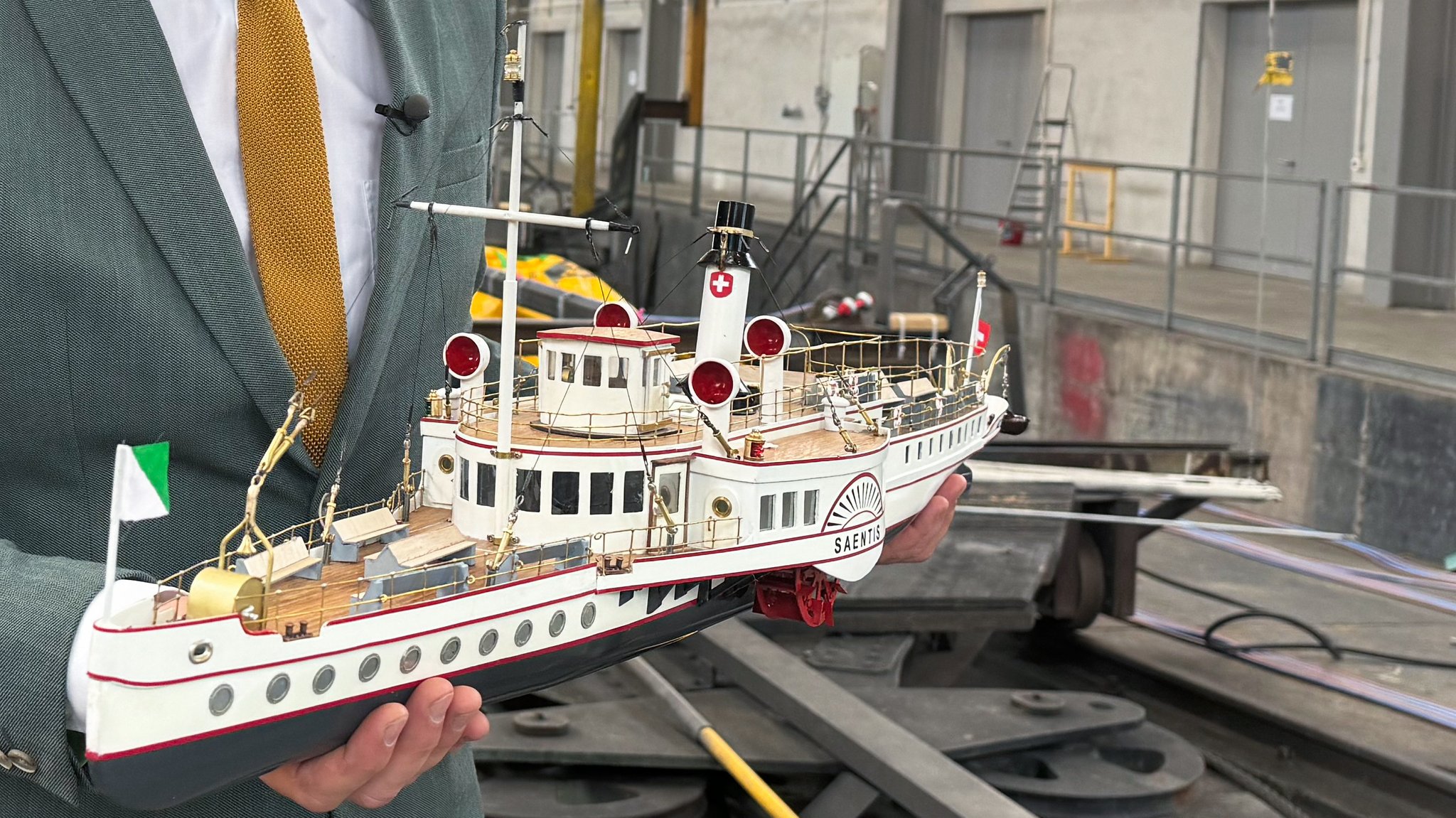 Eine Miniatur-Darstellung des Schiffes Säntis. 