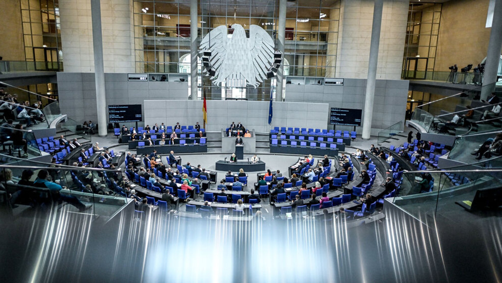 12.04.2024, Berlin: Abgeordnete nehmen an der 164. Sitzung des Bundestages teil. Debattiert wird unter anderem über die Bezahlkarte für Asylsuchende, die Bekämpfung von Antisemitismus, Änderung im Namensrecht, Regulierung von Mobilitätsdaten und die Abstimmung über das Gesetz zur Selbstbestimmung beim Geschlechtseintrag. Foto: Britta Pedersen/dpa +++ dpa-Bildfunk +++