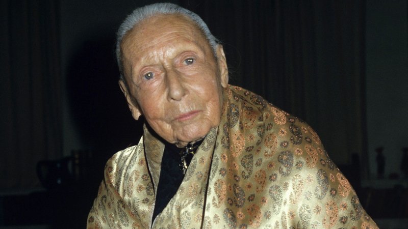 Marta Feuchtwanger, posiert im Januar 1987 in ihrem Haus bei Los Angeles, wo sie den Nachlass ihres berühmten Mannes verwaltet. | Bild: picture-alliance / Horst Ossinger | Horst Ossinger Marta Feuchtwanger, posiert im Januar 1987 in ihrem Haus bei Los Angeles, wo sie den Nachlass ihres berühmten Mannes verwaltet.