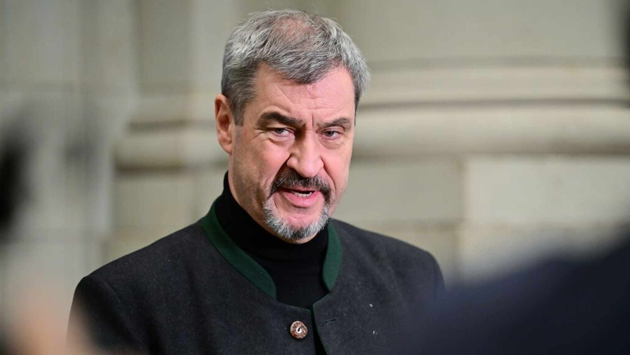 ARCHIV - 19.12.2025, Berlin: Markus Söder (CSU), Ministerpräsident von Bayern, spricht vor der 1060. Sitzung des Bundesrates. Söder hat sich pünktlich zu Weihnachten einer Hüft-Operation unterzogen. (zu dpa: «Hüft-OP zu Weihnachten – Söder erfolgreich operiert») Foto: Sebastian Gollnow/dpa +++ dpa-Bildfunk +++ | Bild: dpa-Bildfunk/Sebastian Gollnow ARCHIV - 19.12.2025, Berlin: Markus Söder (CSU), Ministerpräsident von Bayern, spricht vor der 1060. Sitzung des Bundesrates. Söder hat sich pünktlich zu Weihnachten einer Hüft-Operation unterzogen. (zu dpa: «Hüft-OP zu Weihnachten – Söder erfolgreich operiert») Foto: Sebastian Gollnow/dpa +++ dpa-Bildfunk +++