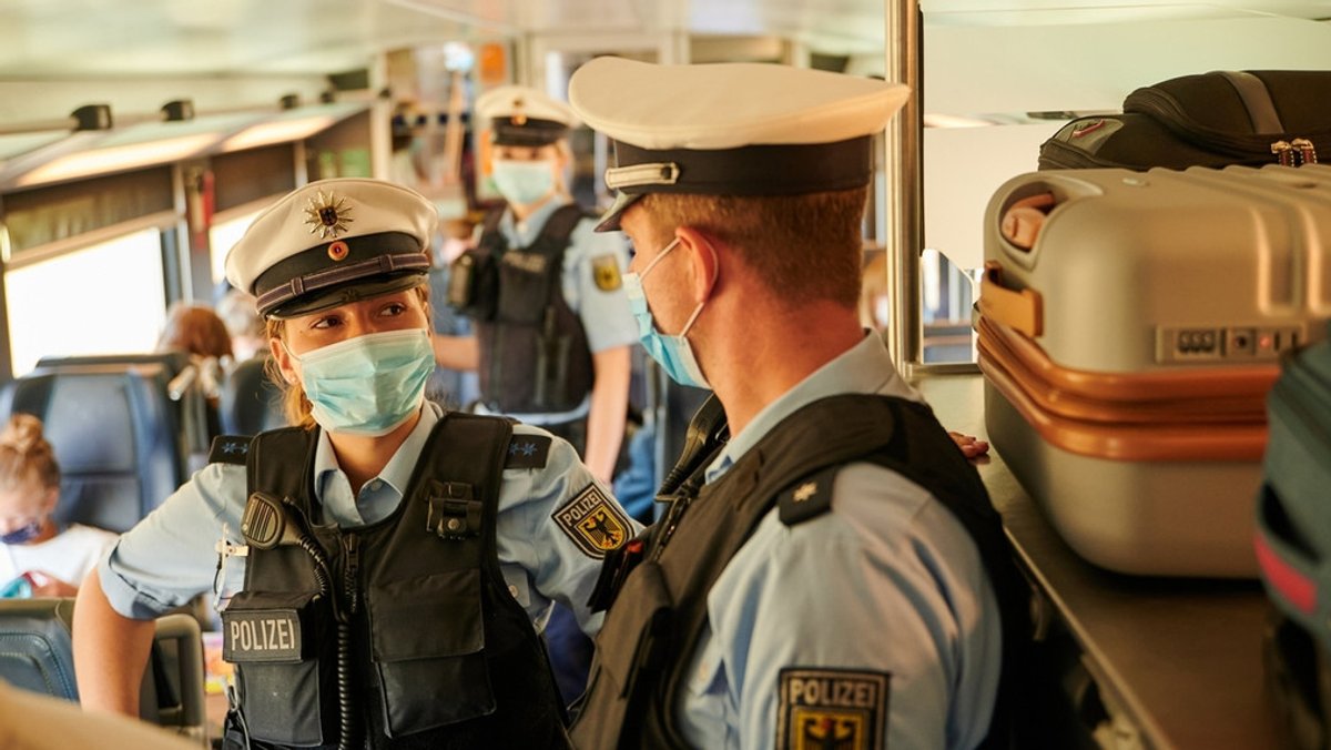 Bundespolizisten kontrollieren in Zügen (Symbolbild)