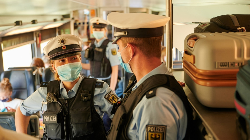 Bundespolizisten kontrollieren in Zügen (Symbolbild)