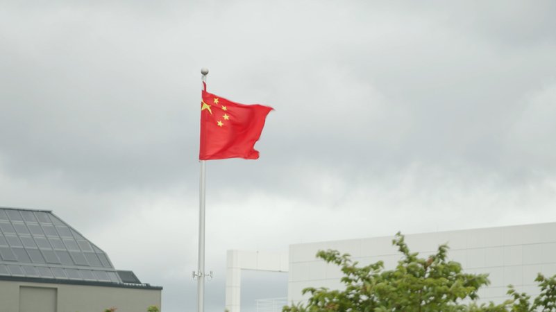 Die chinesische Flagge weht im Wind.