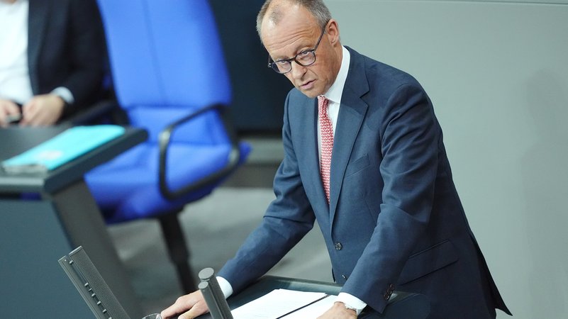 09.07.2025: Bundeskanzler Friedrich Merz (CDU) spricht in der Generaldebatte zum Haushalt im Plenum des Bundestags. | Bild: picture alliance/dpa/Kay Nietfeld 09.07.2025: Bundeskanzler Friedrich Merz (CDU) spricht in der Generaldebatte zum Haushalt im Plenum des Bundestags.