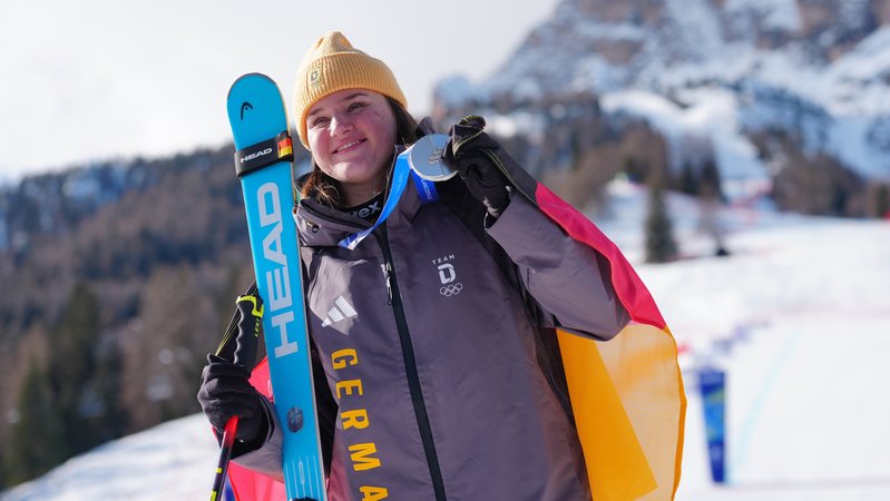 Emma Aicher gewinnt Olympia-Silber | Bild: picture alliance/dpa | Michael Kappeler Emma Aicher gewinnt Olympia-Silber