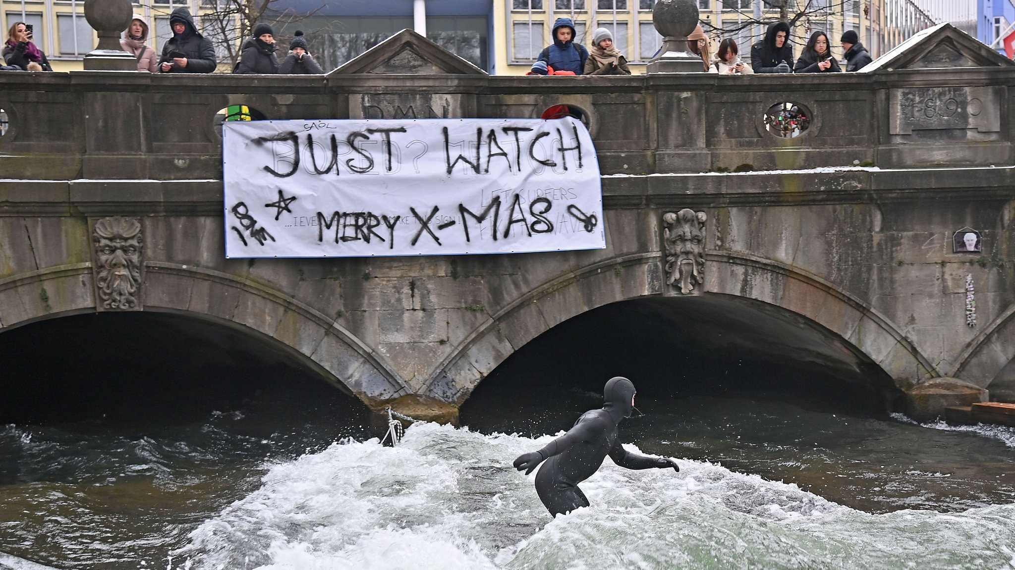 Am 26.12.2025 surfen bereits wieder zahlreiche Surfer die beruehmte Eisbachwelle, die wochenlang verschwunden war.