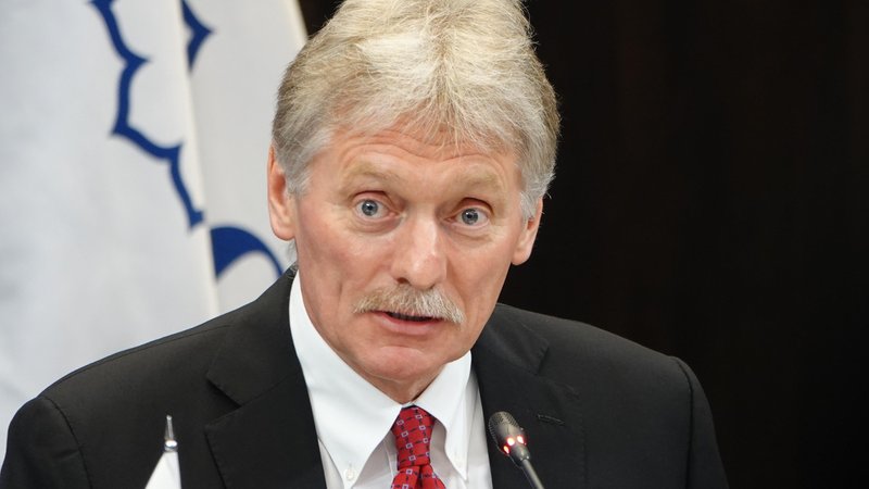 Kremlsprecher Dmitri Peskow redet auf der Generalversammlung der Organization of Asia-Pacific News Agencies (OANA), ein Zusammenschluss von Nachrichtenagenturen der Unesco-Staaten in der Asien-Pazifik-Region. (19.06.2025) | Bild: picture alliance/dpa | Ulf Mauder Kremlsprecher Dmitri Peskow redet auf der Generalversammlung der Organization of Asia-Pacific News Agencies (OANA), ein Zusammenschluss von Nachrichtenagenturen der Unesco-Staaten in der Asien-Pazifik-Region. (19.06.2025)