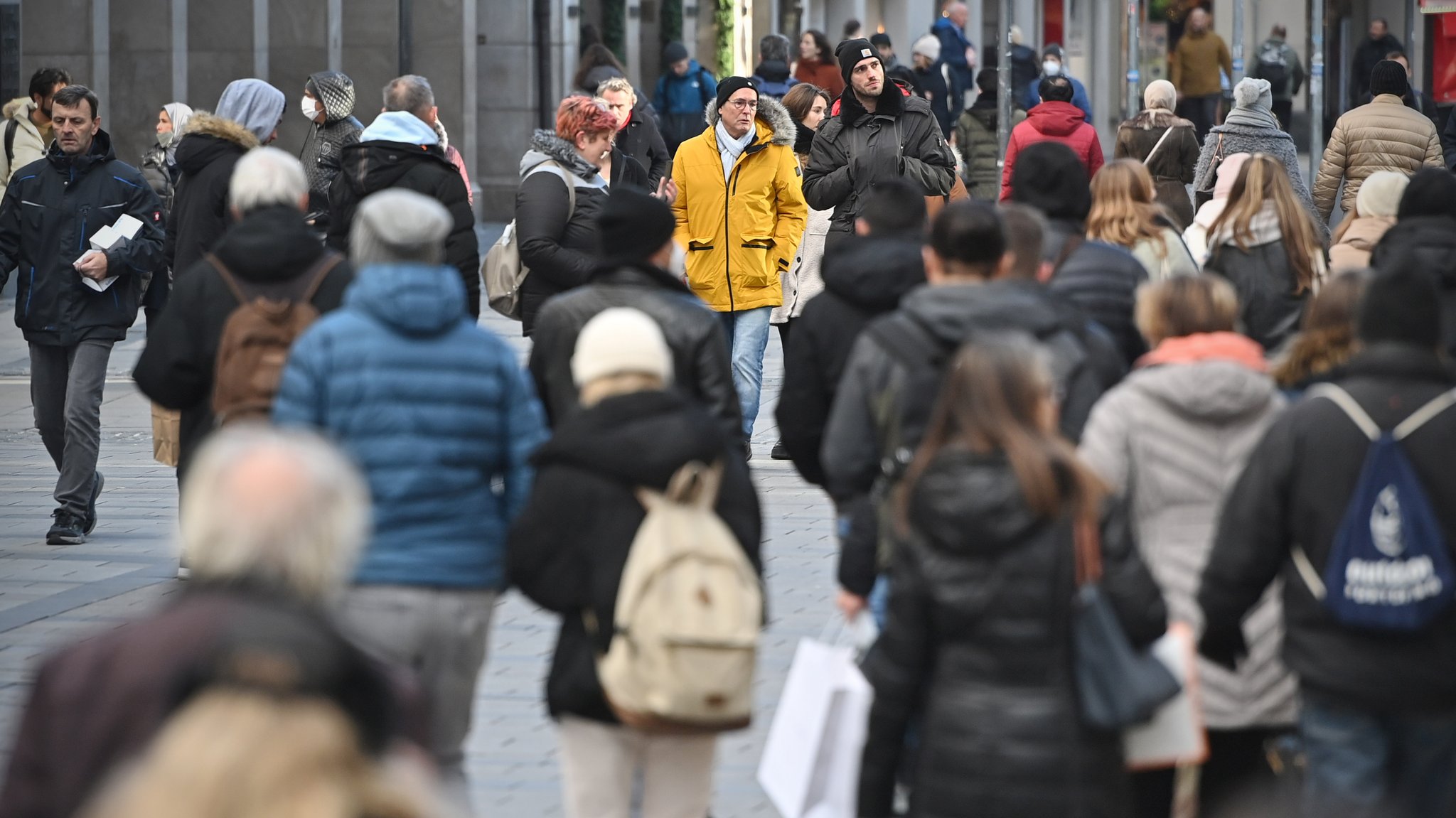 Passanten in der Kaufinger Straße in München, aufgenommen Anfang Dezember 2021 (Symbolbild).