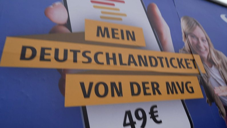 Werbeplakat zum Deutschlandticket für 49€. | Bild: Bayerischer Rundfunk Werbeplakat zum Deutschlandticket für 49€.