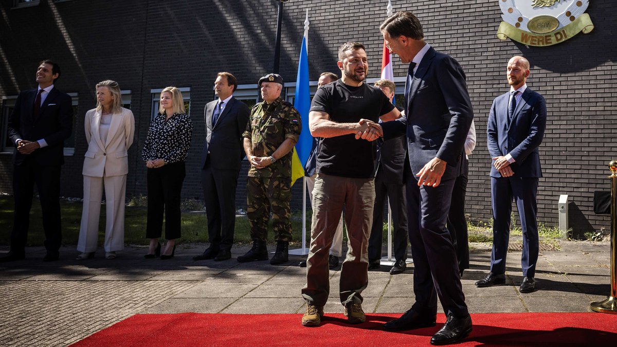 Der ukrainische Präsident Wolodymyr Selenskyj und der niederländische Ministerpräsident Mark Rutte auf dem Luftwaffenstützpunkt Eindhoven.