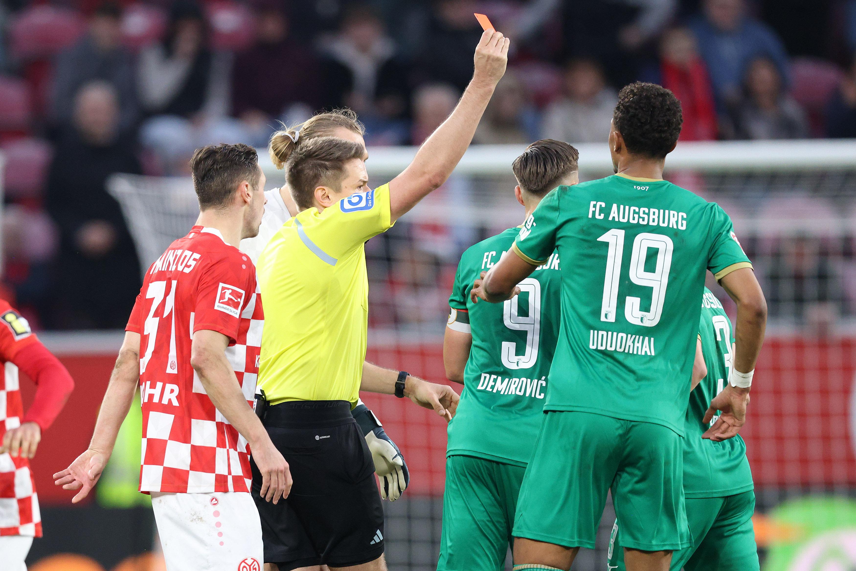 Rote Karte im Spiel FSV Mainz gegen den FC Augsburg