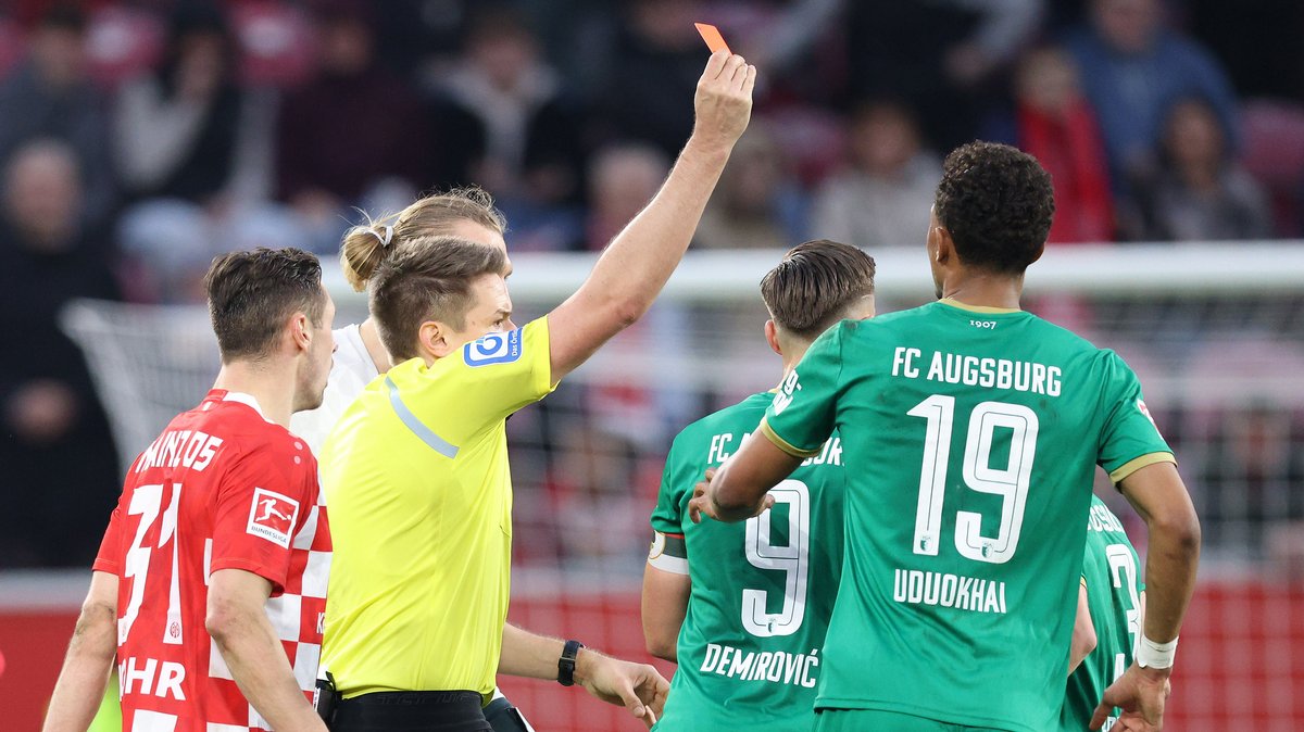 Rote Karte im Spiel FSV Mainz gegen den FC Augsburg