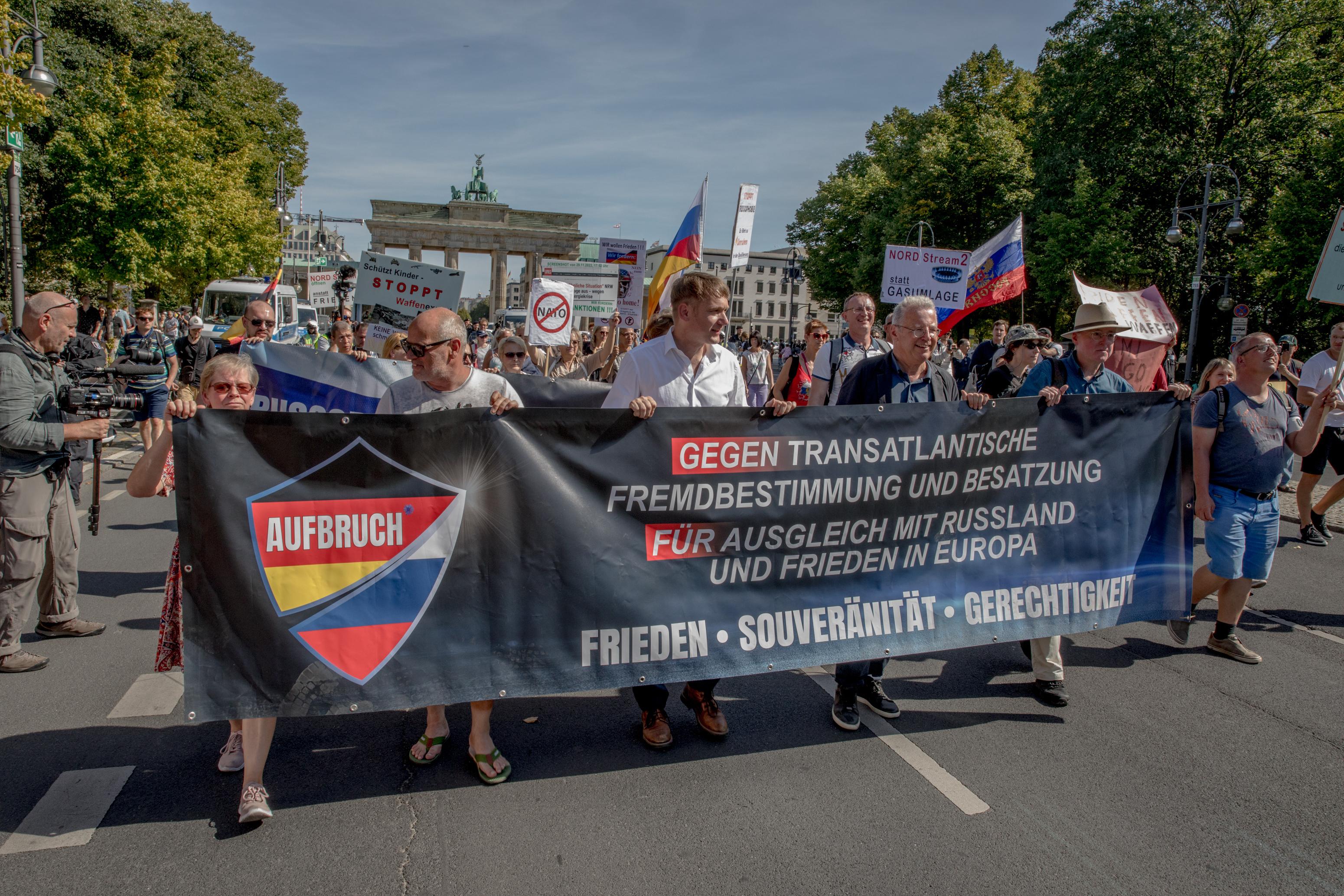 Eine Gruppe Menschen trägt ein Banner vor sich her. Das Foto zeigt eine Demonstration in Berlin im September. Zugegen waren sowohl Prominente aus dem rechten Lager als auch Personen, die als Islamisten gelten. 