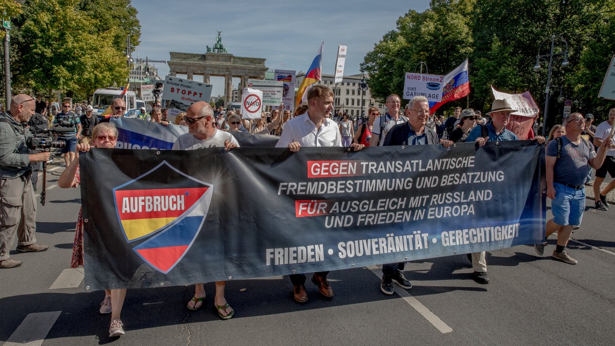 Eine Gruppe Menschen trägt ein Banner vor sich her. Das Foto zeigt eine Demonstration in Berlin im September. Zugegen waren sowohl Prominente aus dem rechten Lager als auch Personen, die als Islamisten gelten. 