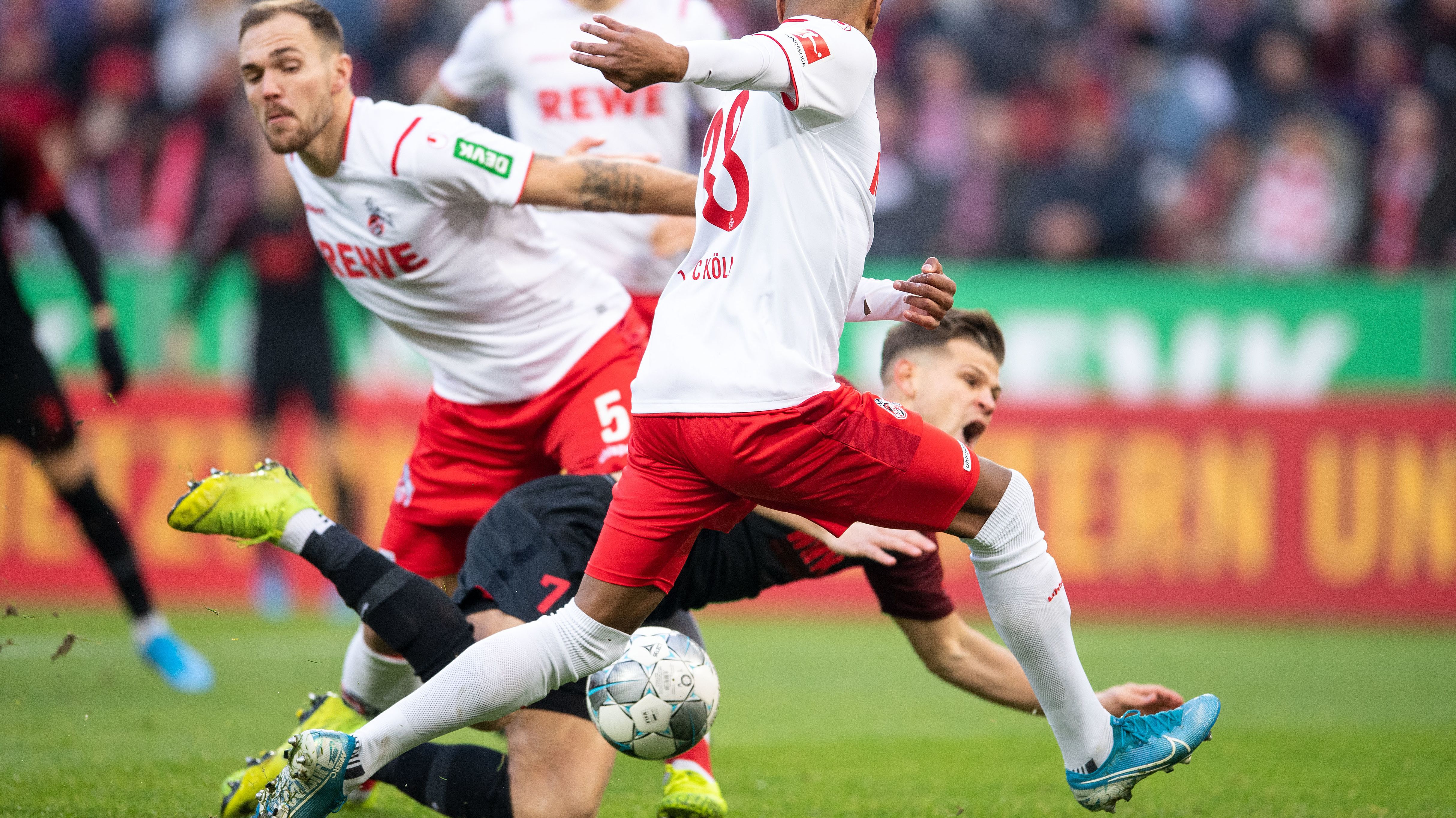Nach Vergebenem Elfmeter Augsburg Spielt 1 1 Gegen Koln Br24