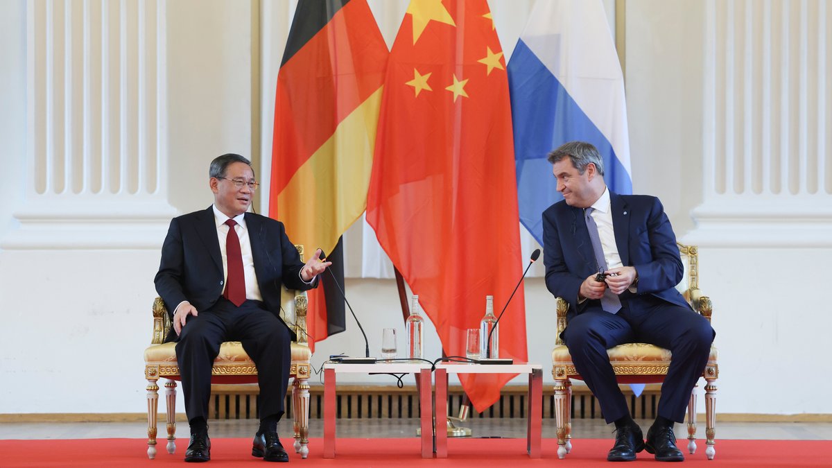 Archivbild: Chinas Premier Li Qiang und Bayerns Ministerpräsident Markus Söder