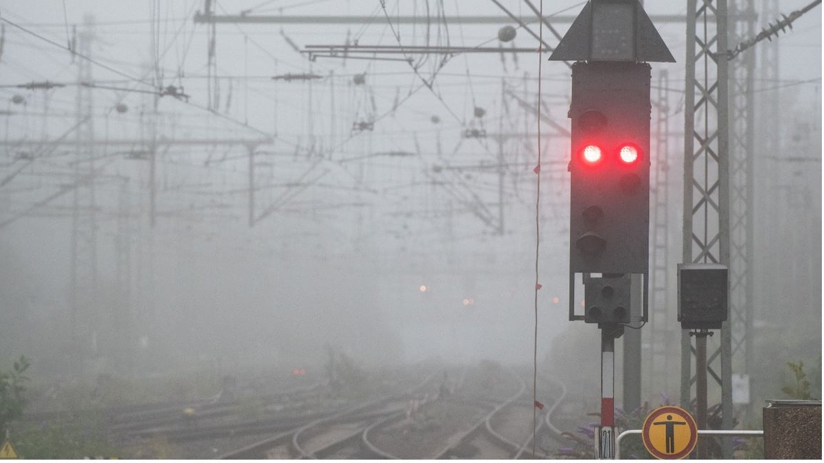 Ein rotes Signal leuchtet an einem Hauptbahnhof (Symbolbild)