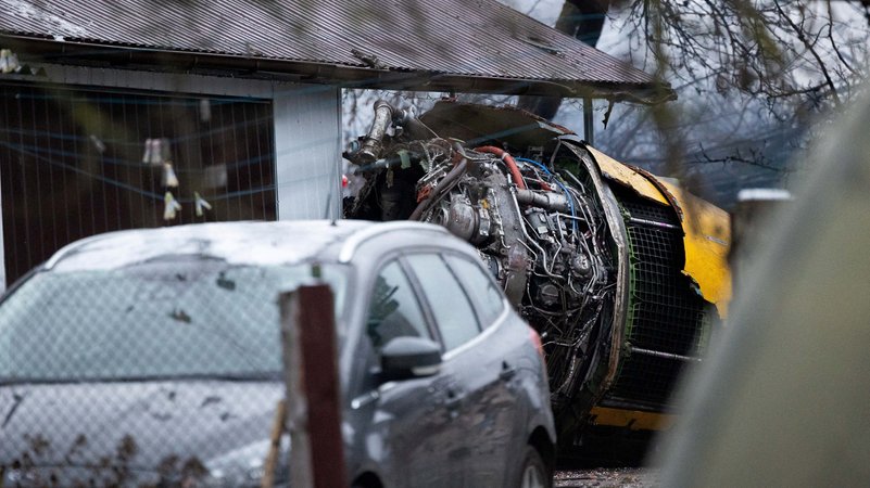 Ein kaputtes Flugzeugteil der abgestürzten Maschine | Bild: Lukas Balandis/BNS via REUTERS Ein kaputtes Flugzeugteil der abgestürzten Maschine