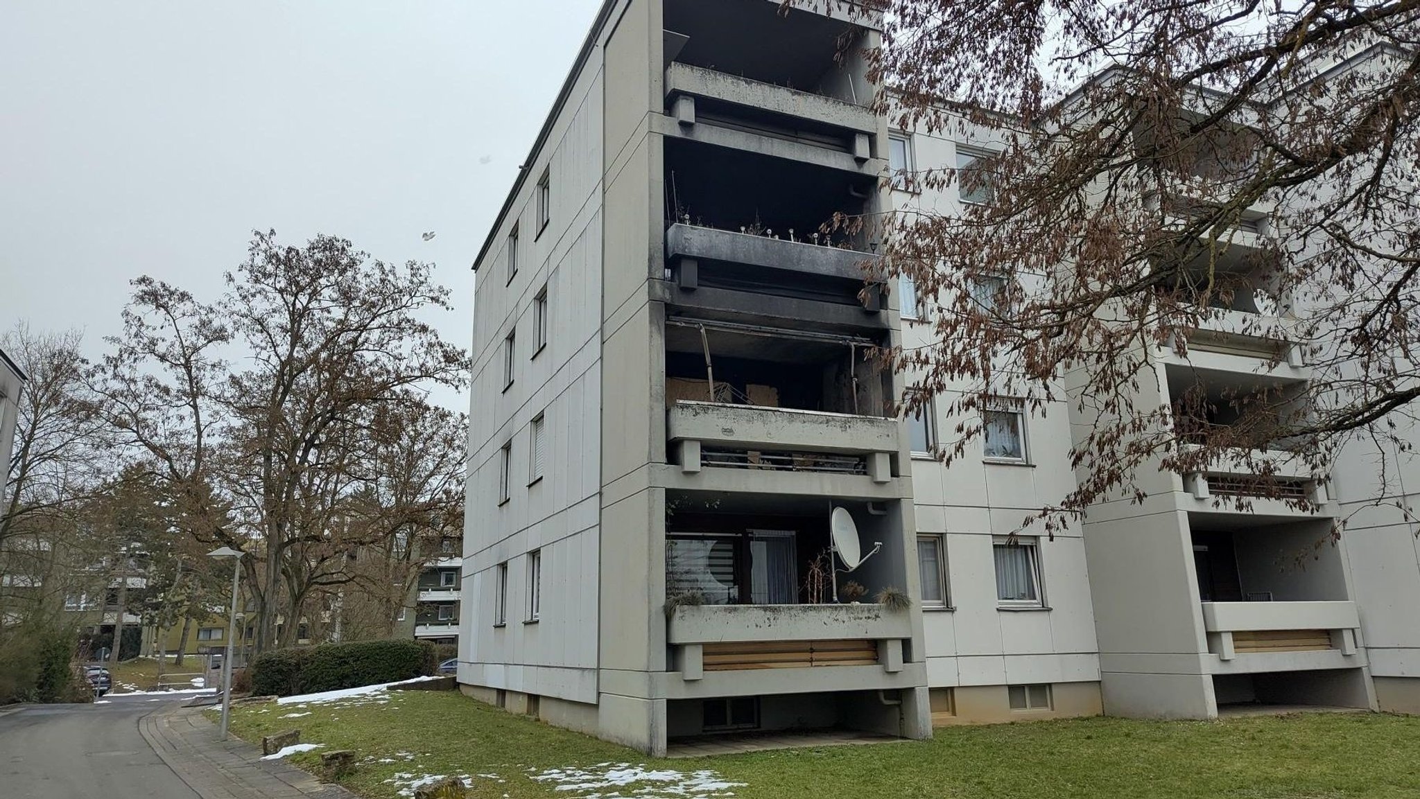 Das vierstöckige Mehrfamilienhaus im Würzburger Stadtteil Heuchelhof nach dem verheerenden Brand an Silvester