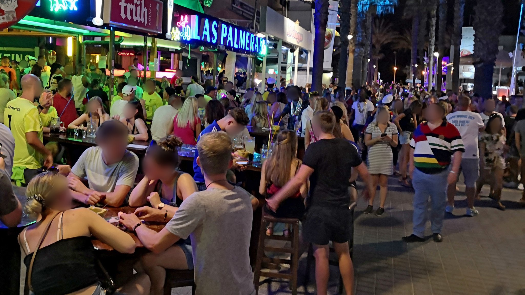 10.07.2020, Spanien, Palma de Mallorca: Dichtes Gedränge herrscht an der "Bierstraße". Hunderte Urlauber aus Deutschland sollen am Ballermann auf Mallorca Party gemacht haben, ohne sich um die derzeit in Spanien geltenden Corona-Regeln zu scheren. Foto: Michael Wrobel/Birdy Media/dpa - ACHTUNG: Gäste wurden aus persäönlichkeitsrechtlichen Gründen gepixelt