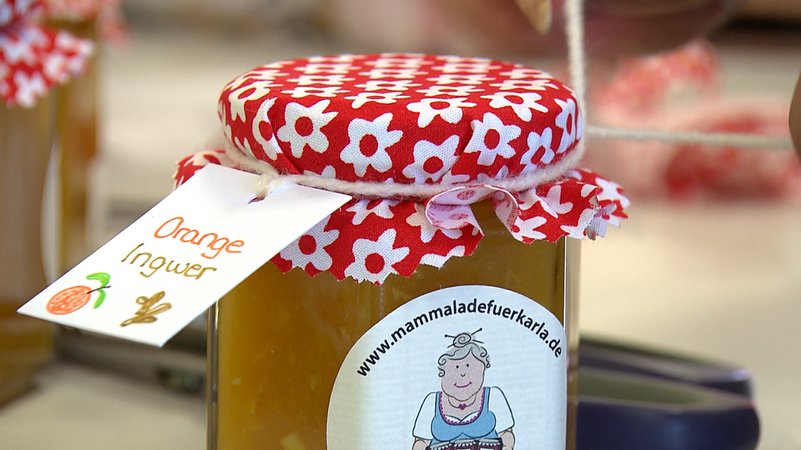Der Verein "Mammalade für Karla" kocht jeden Dienstag Marmelade ein. Der Erlös geht an obdachlose Frauen. 
