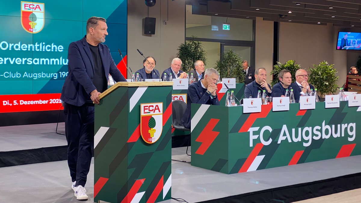 Präsident Markus Krapf spricht bei der Mitgliederversammlung des FC Augsburg am 5.12.23