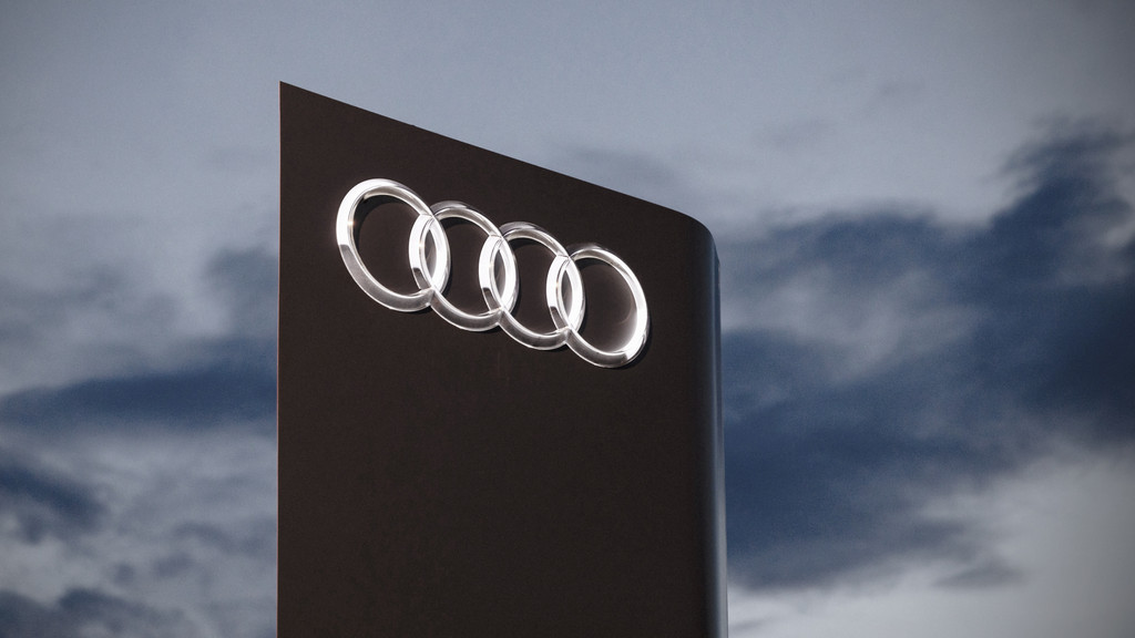 Audi-Logo mit dunklen Wolken