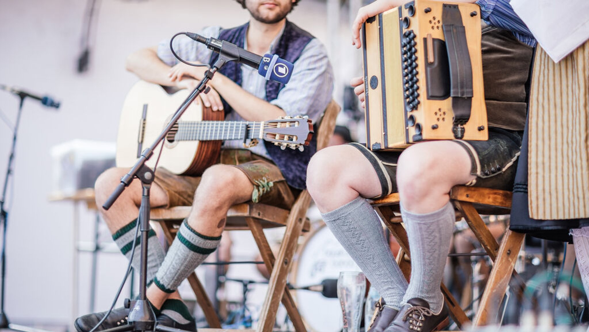 Zwei Musiker auf der BR Heimat-Bühne während des Drumherum-Festivals 2018 in Regen, Bayern.