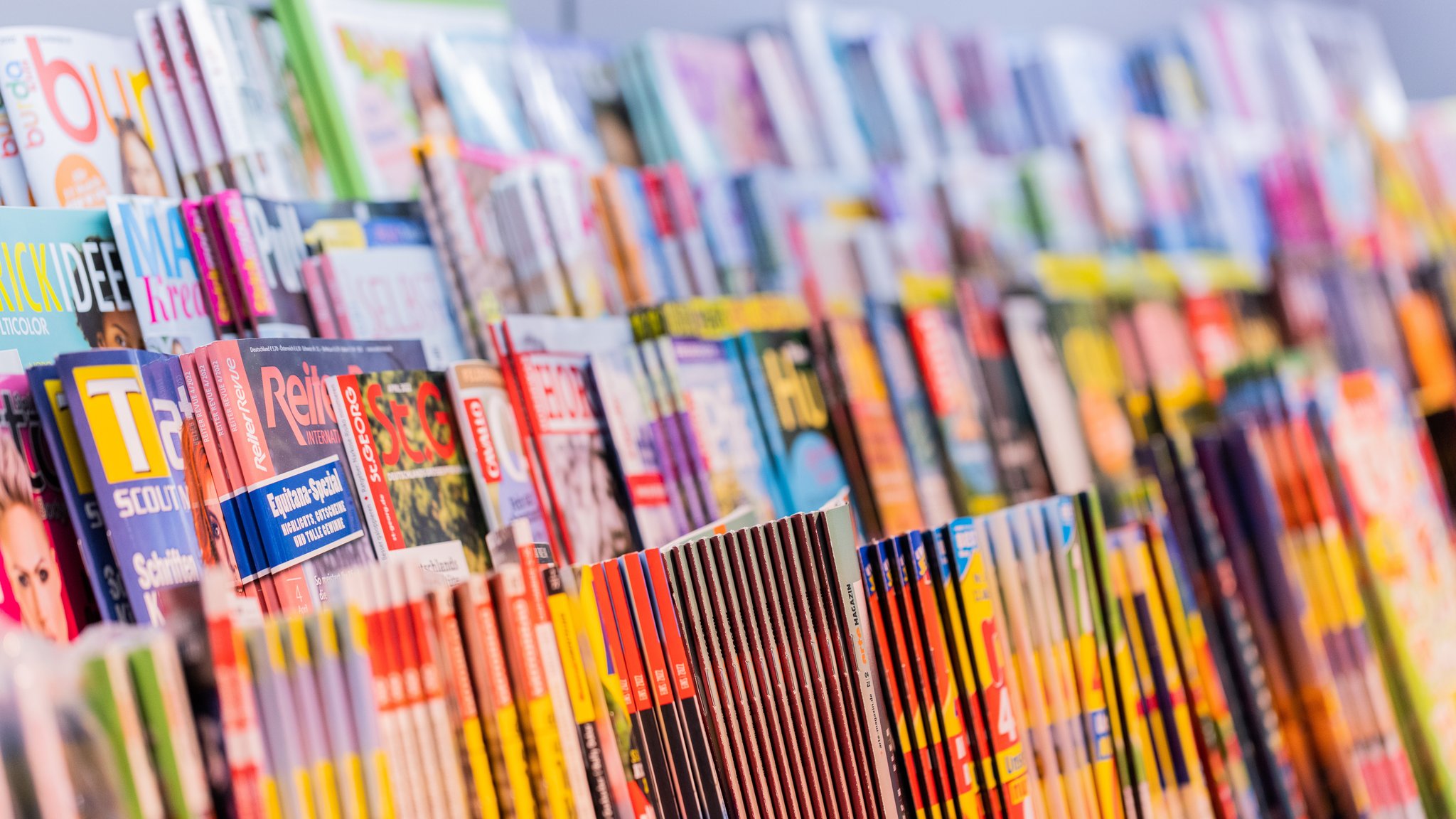 Zeitschriften stehen einem Regal (Symbolbild). | Bild: picture alliance/dpa | Rolf Vennenbernd Zeitschriften stehen einem Regal (Symbolbild).
