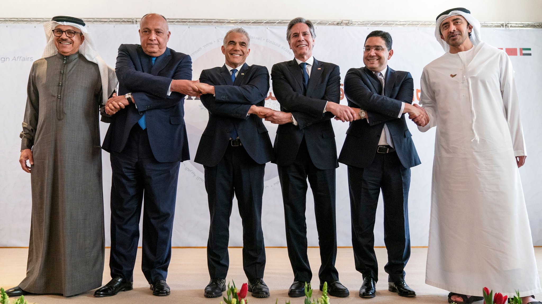 Abdullatif bin Rashid al-Zayani (l-r), Außenminister von Bahrain, Sameh Shoukry, Außenminister von Ägypten, Yair Lapid, Außenminister von Israel, Antony Blinken, Außenminister der USA, Nasser Bourita, Außenminister von Marokko und Sheikh Abdullah bin Zayed Al Nahyan, Außenminister der Vereinigten Arabischen Emirate, stellten sich nach ihrem Treffen zum Negev-Gipfel für ein Foto auf