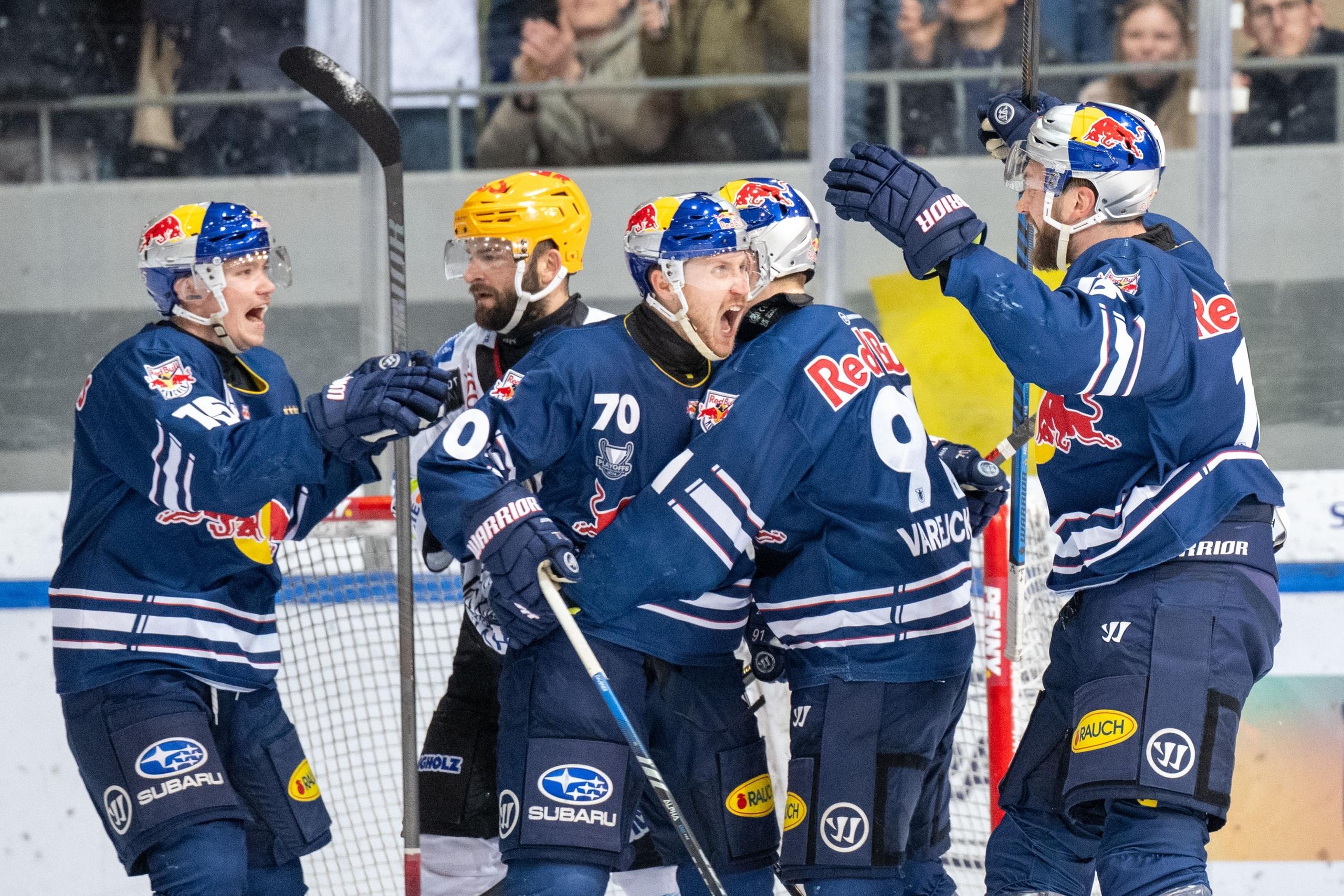 Spieler des EHC München jubeln