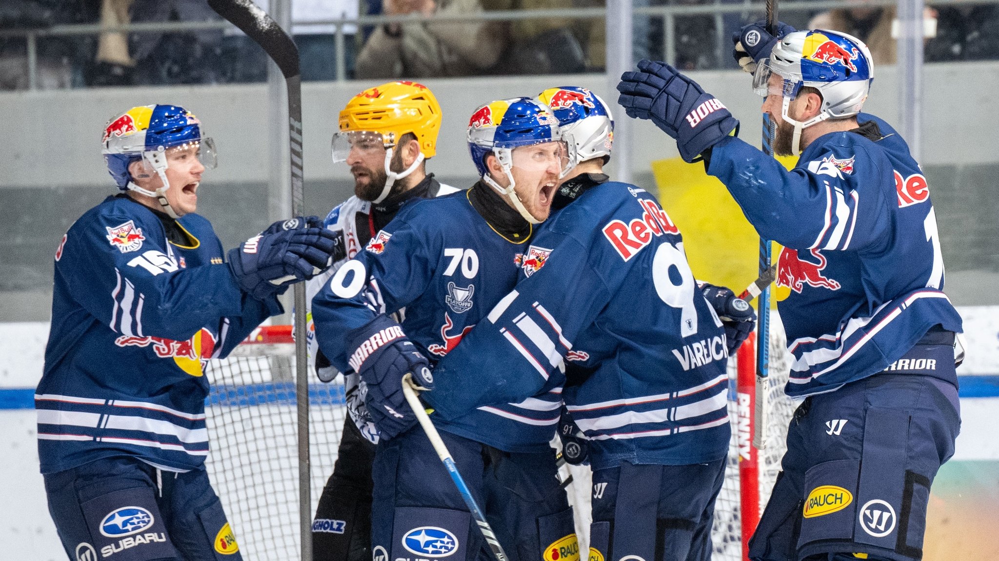 Spieler des EHC München jubeln