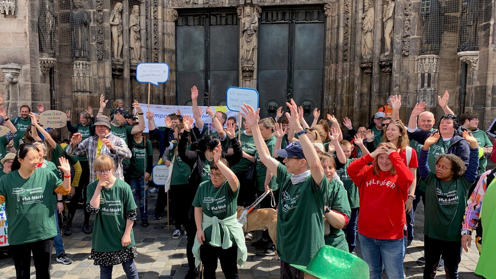 Ein Flashmob für Inklusion: Zwischen 400 und 500 Menschen tanzten vor der Nürnberger Lorenzkirche für mehr Teilhabe.
