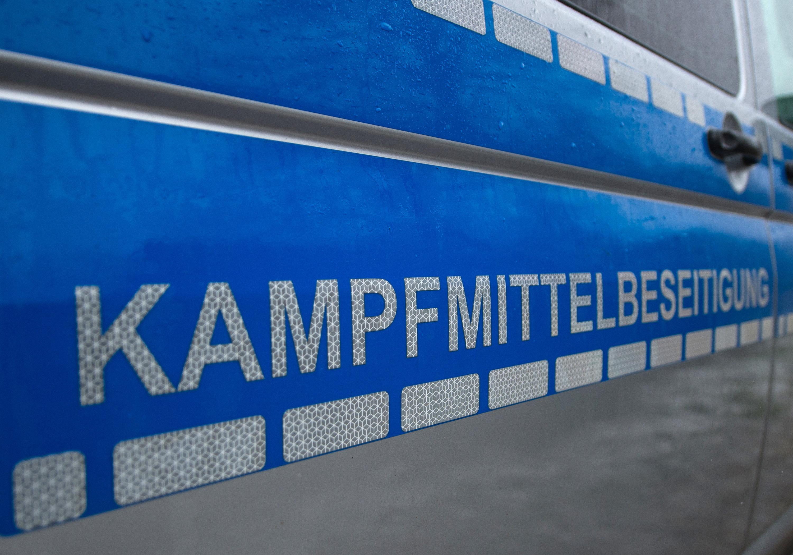 Ein Auto auf dem "Kampfmittelbeseitigung" steht 