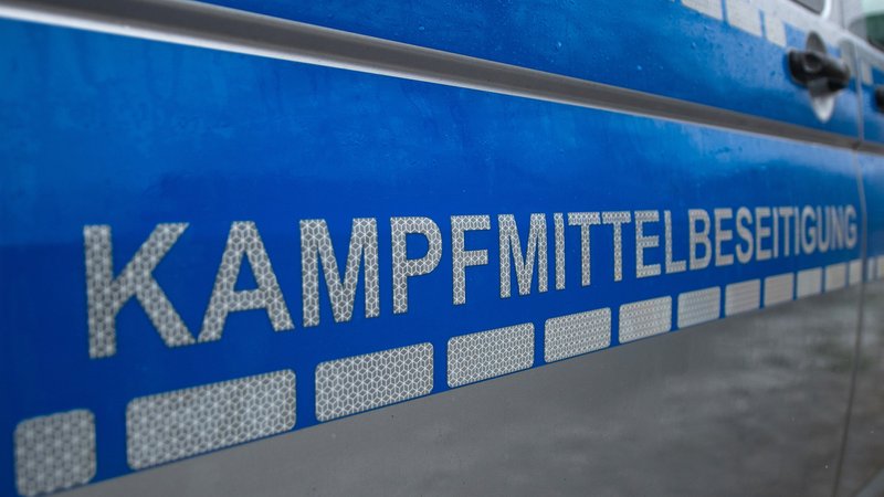 Ein Auto auf dem "Kampfmittelbeseitigung" steht | Bild: dpa-Bildfunk/Philipp Schulze Ein Auto auf dem "Kampfmittelbeseitigung" steht