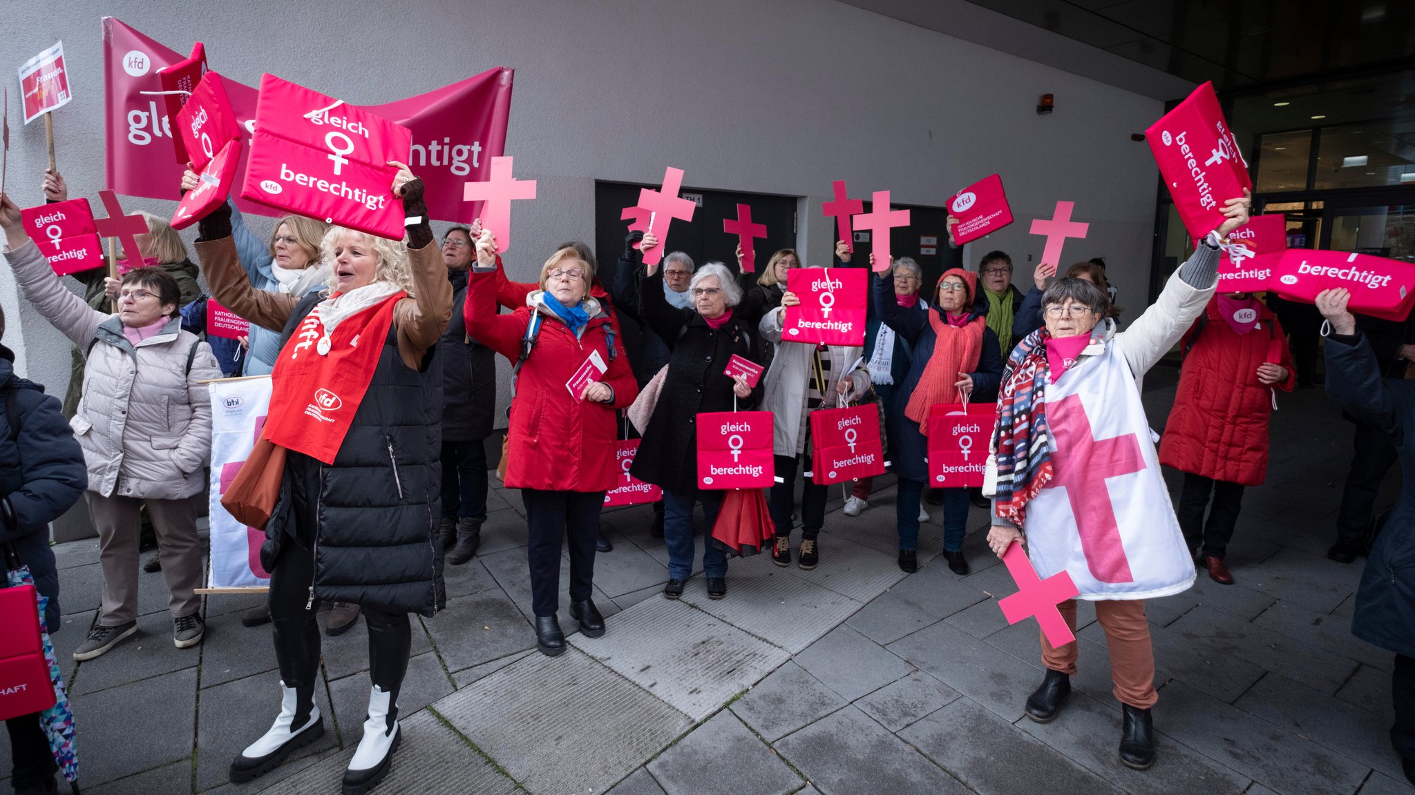 Protestierende Frauengruppen beim katholischen Reformdialog Synodaler Weg im März in Frankfurt am Main.