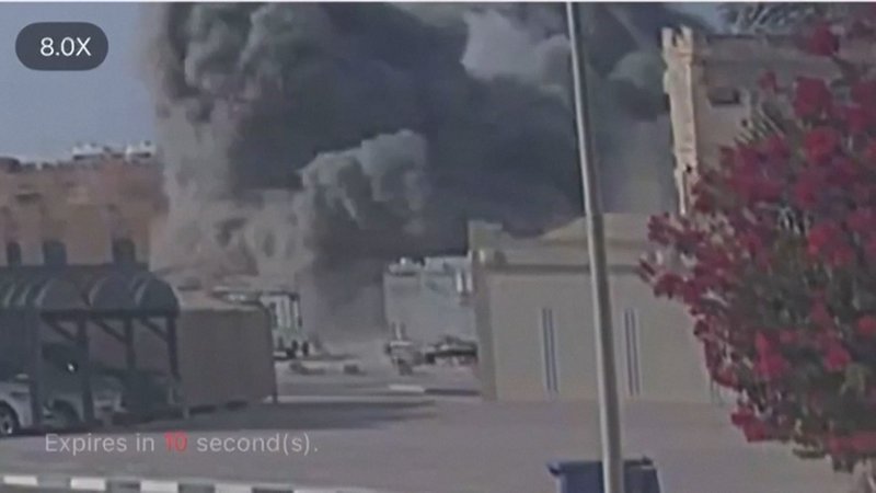 Auch Überwachungsvideos ist zu sehen, wie dunkle Rauchwolken über einem Wohngebiet in Katars Hauptstadt Doha aufsteigen. | Bild: BR Auch Überwachungsvideos ist zu sehen, wie dunkle Rauchwolken über einem Wohngebiet in Katars Hauptstadt Doha aufsteigen.