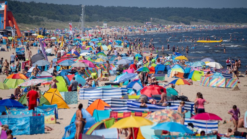 Archivbild (Juli 2021), Mecklenburg-Vorpommern, Zinnowitz: Strandbesucher bei Temperaturen von knapp 30 Grad am Strand an der Ostsee.